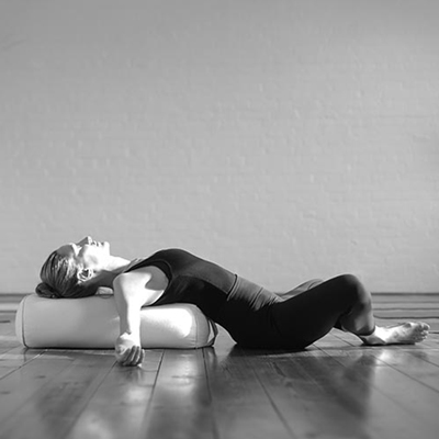 Posture-allongée-Yin-Yoga-avec-Nathalie-Labbé-sur-Sartrouville-et-Maisons-Laffitte
