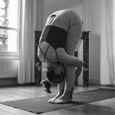 Posture-debout-Vinyasa-Yoga-avec-Nathalie-Labbé-sur-Sartrouville-et-Maisons-Laffitte